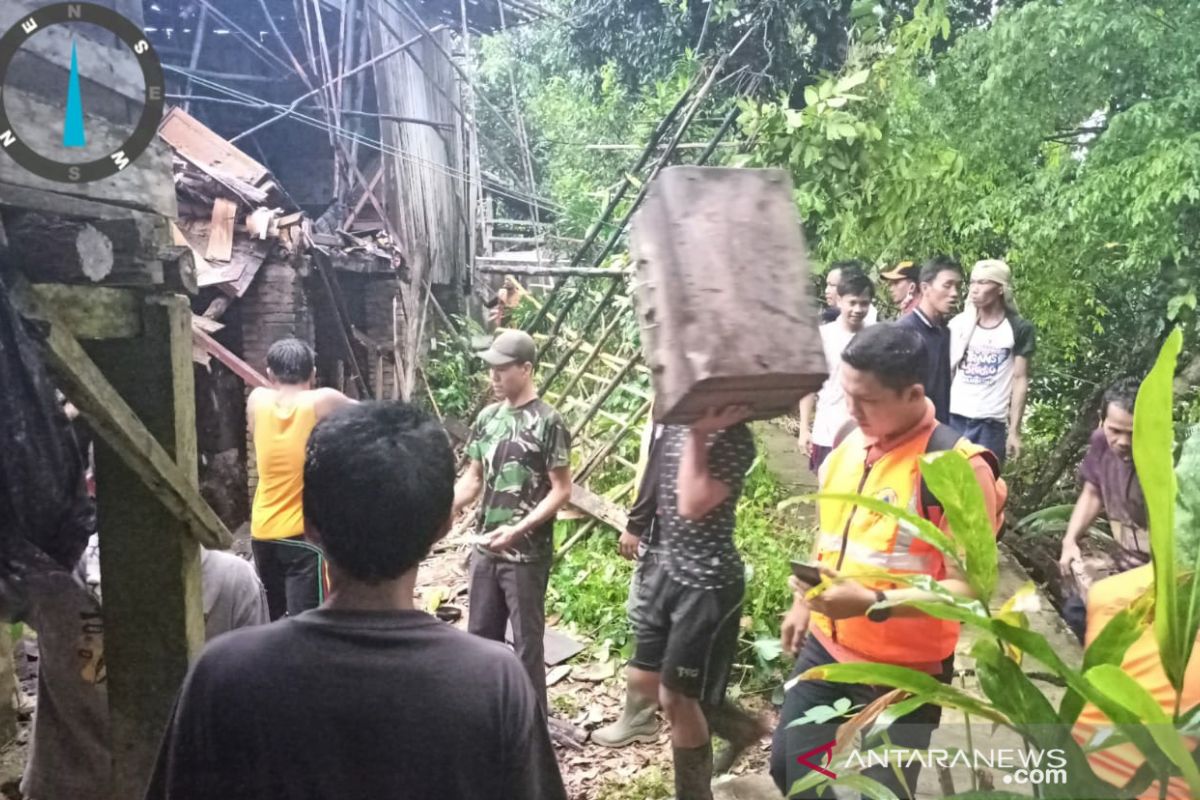 Rumah warga ini rusak berat diterjang badai