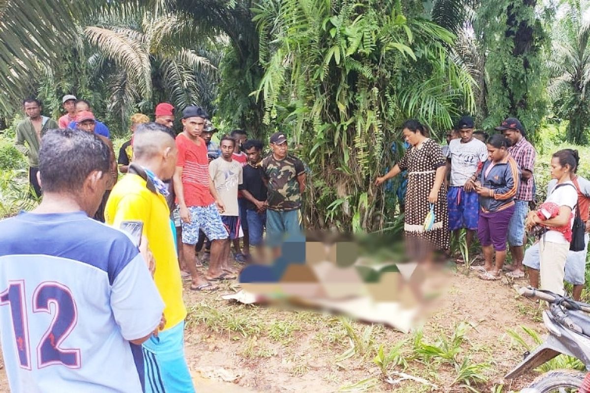 Seorang bocah semalaman menunggu ayahnya yang meninggal terseret banjir