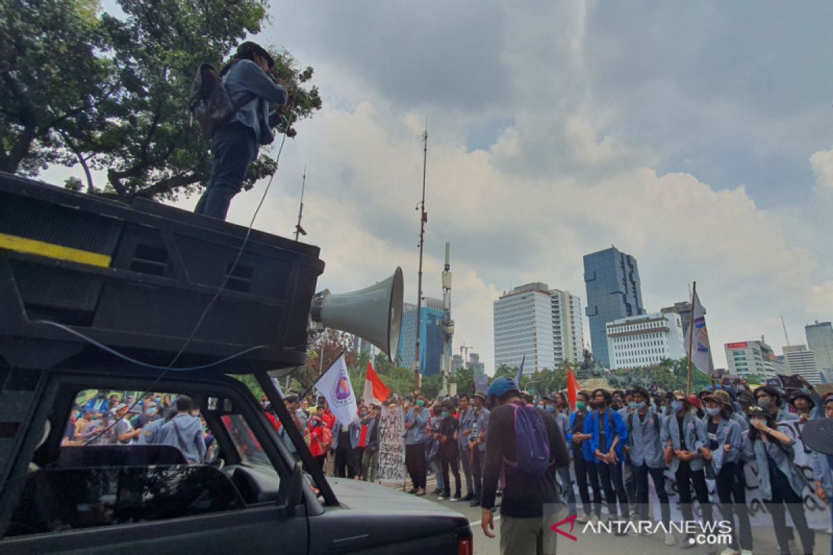 Massa mahasiswa penolak UU Ciptaker sampai Patung Kuda