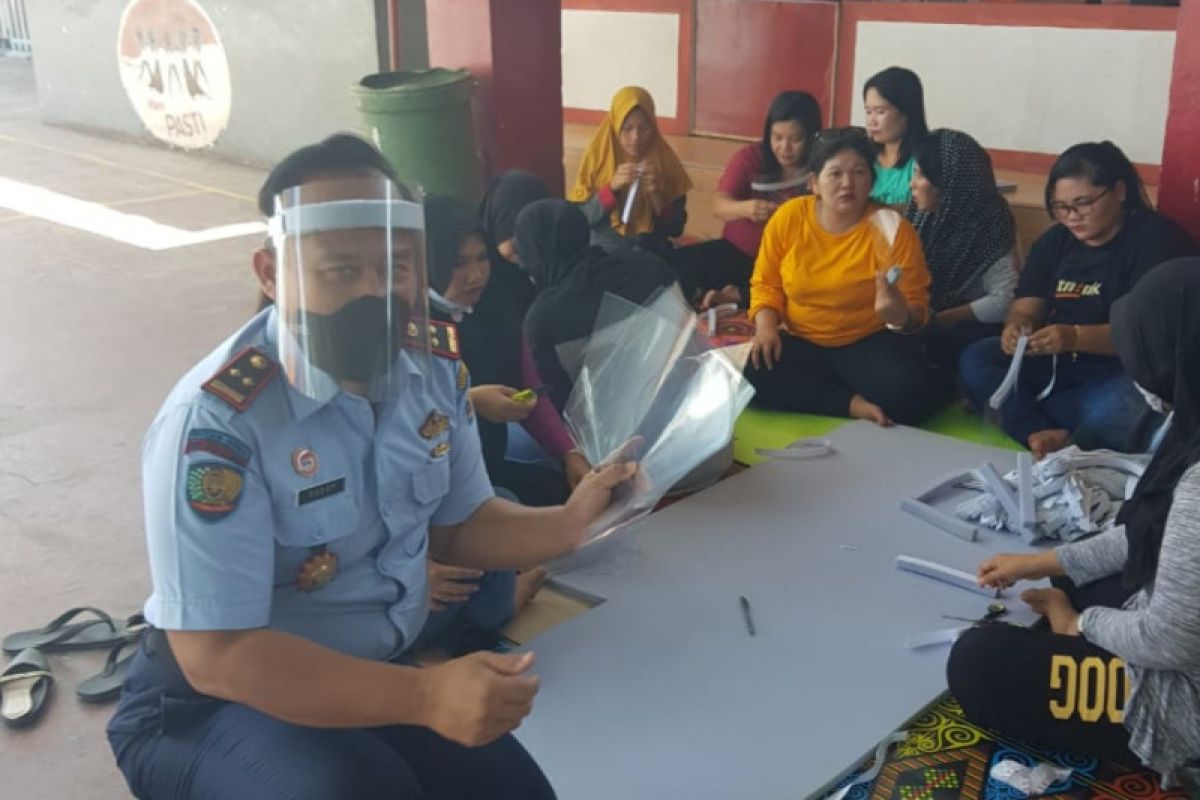 Warga Rutan Dumai produksi face shield dan masker cegah COVID-19