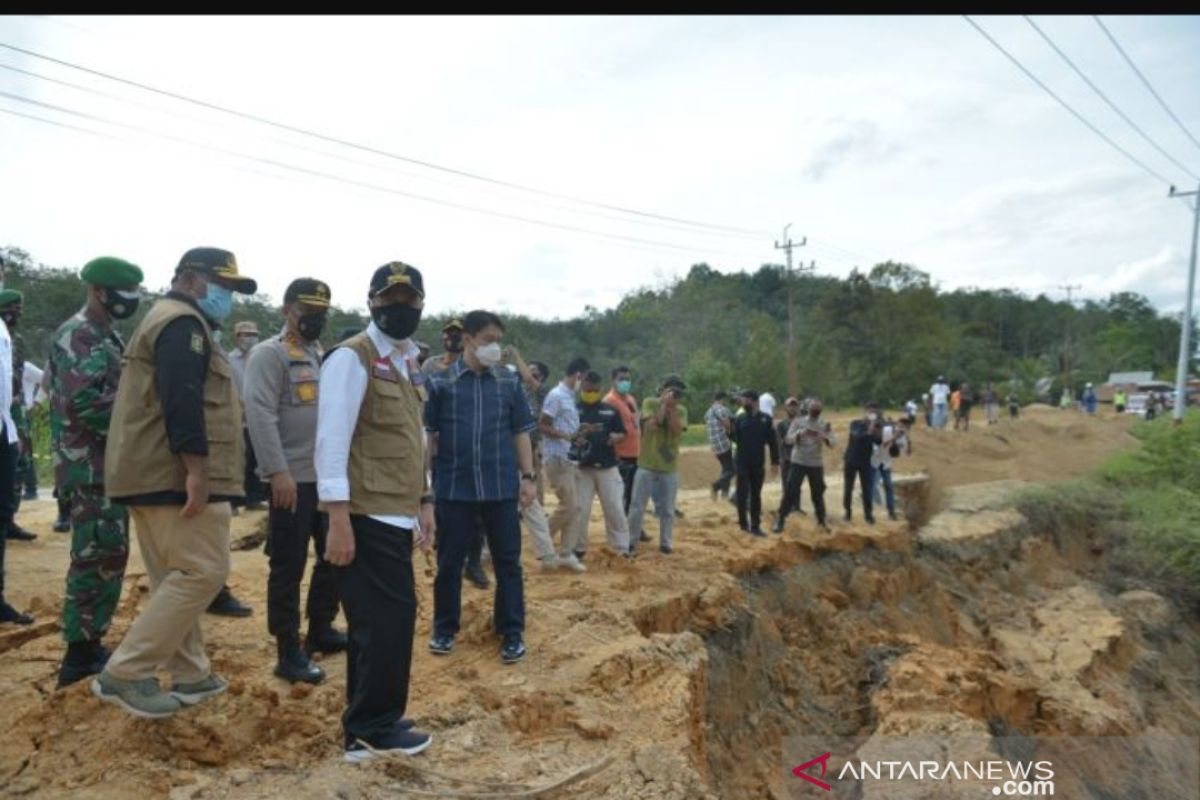 Jalan lintas Sumbar-Riau amblas, Gubri minta segera fungsional