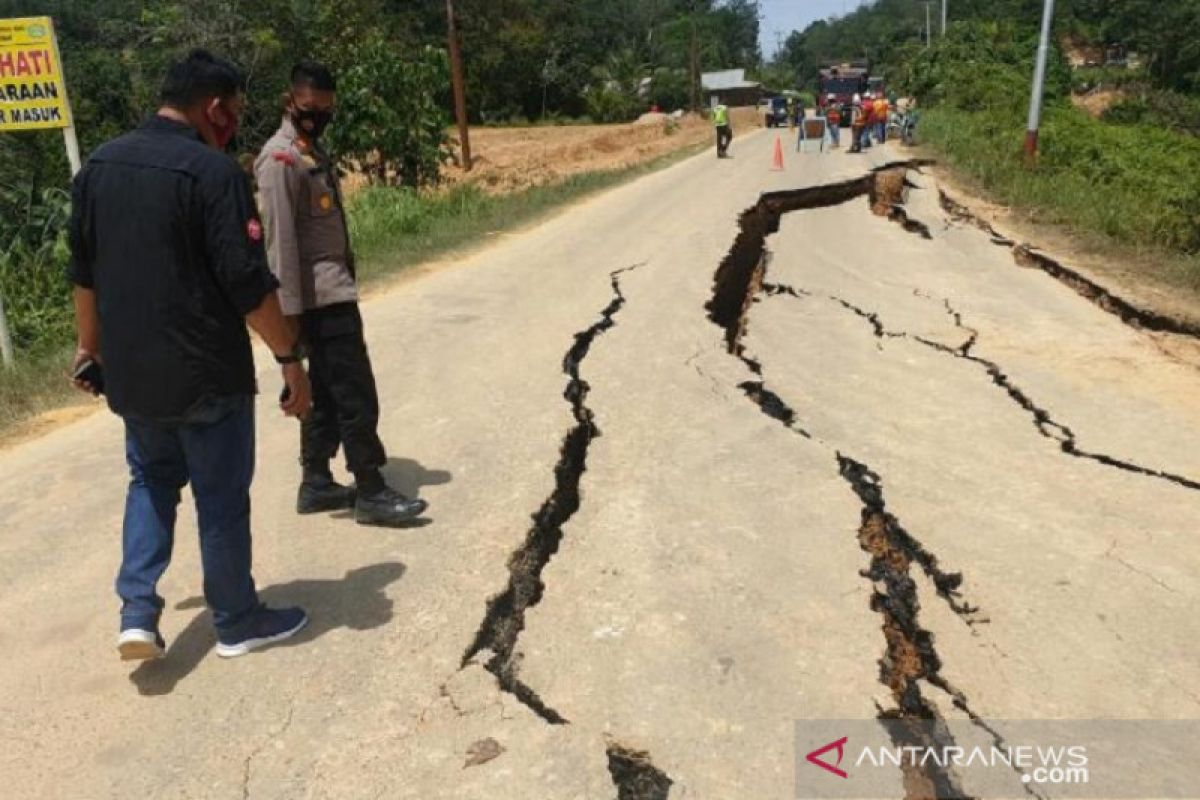 Waspada, jalan perbatasan Riau-Sumbar amblas