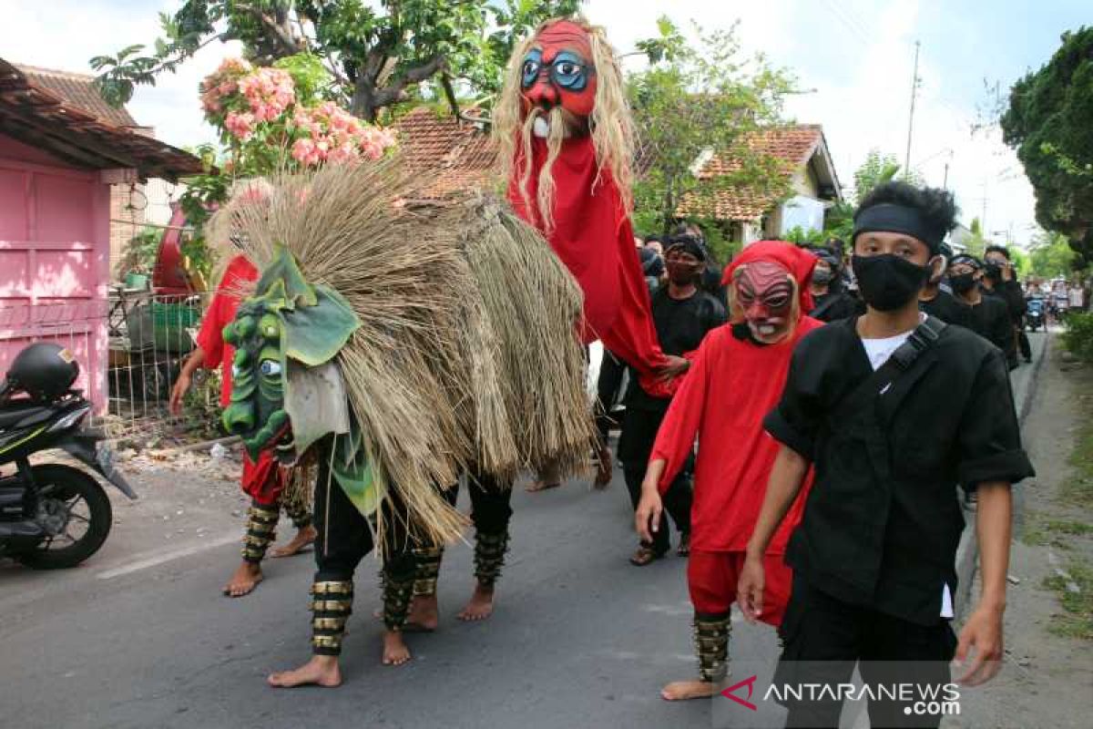 Warga Solo sajikan Barong Kemamang sosialisasikan protokol kesehatan