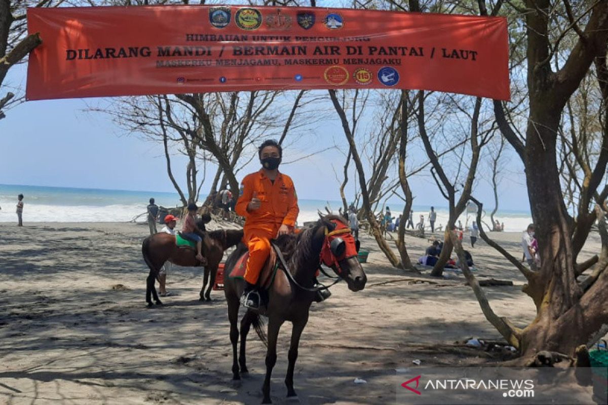 Petugas berkuda patroli di pantai-pantai selatan DIY