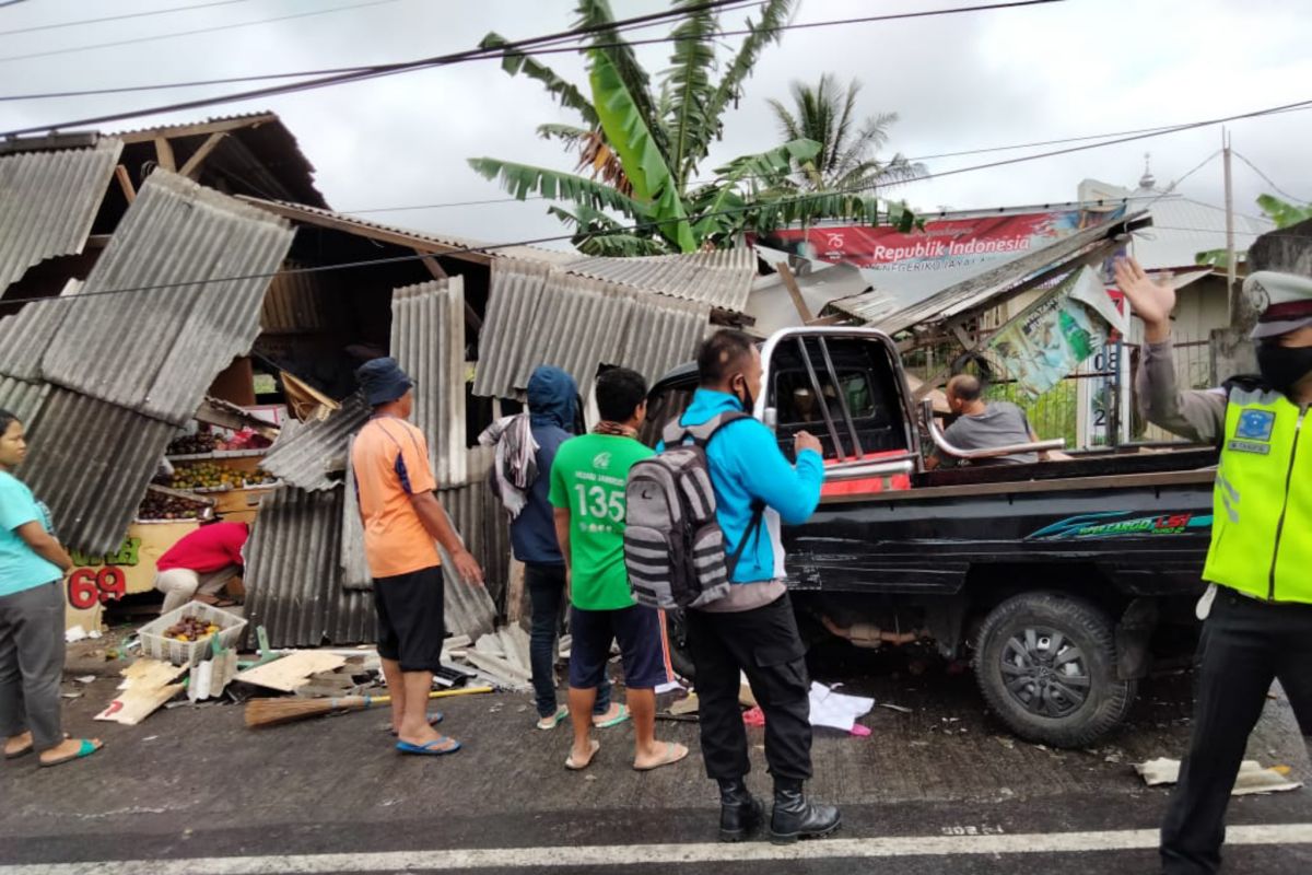 Mobil pick up tabrak motor di Jerowaru Lombok Timur, suami istri dan anaknya luka berat