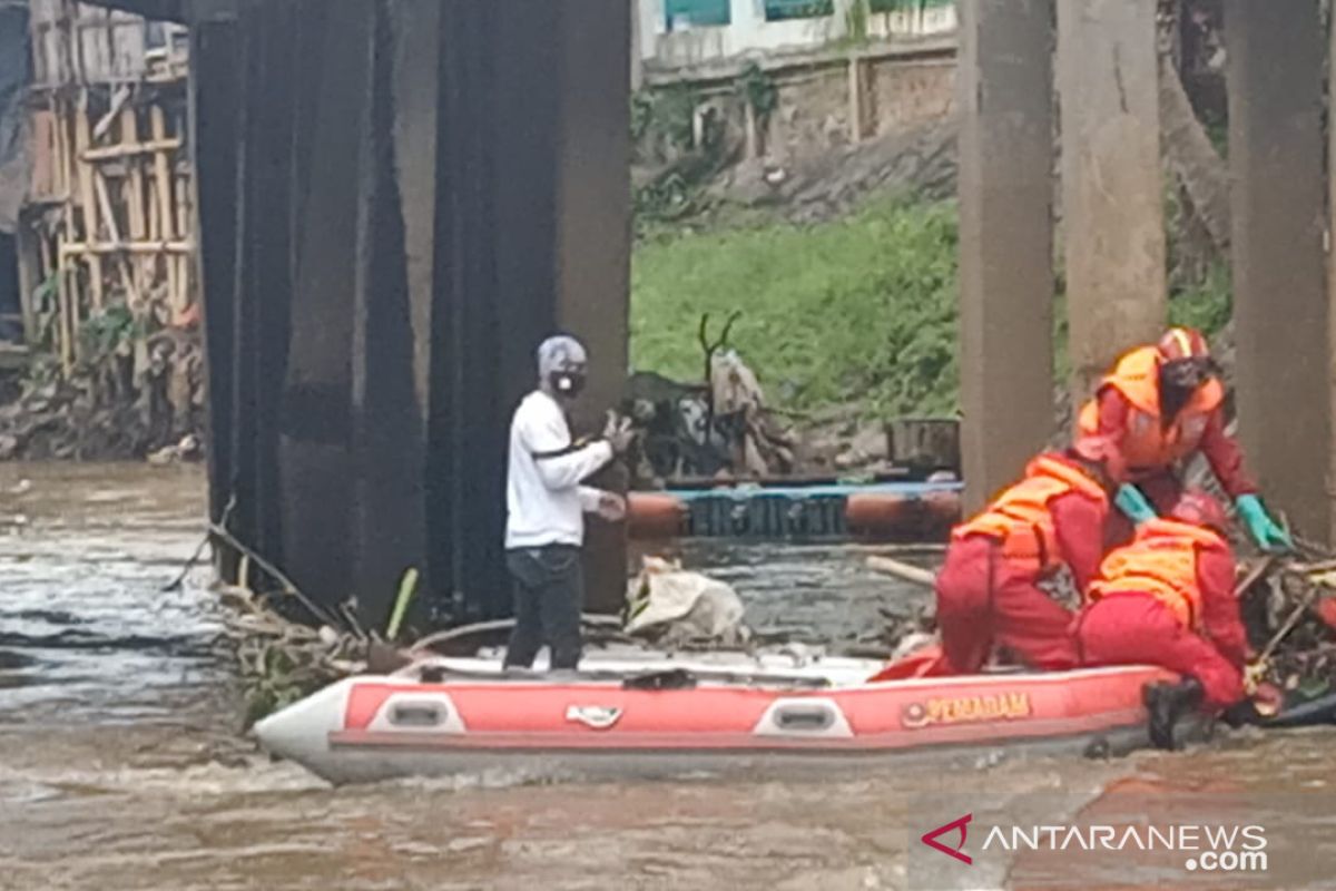 Mayat pria yang ditemukan ditumpukan sampah diperkirakan sudah dua hari tewas