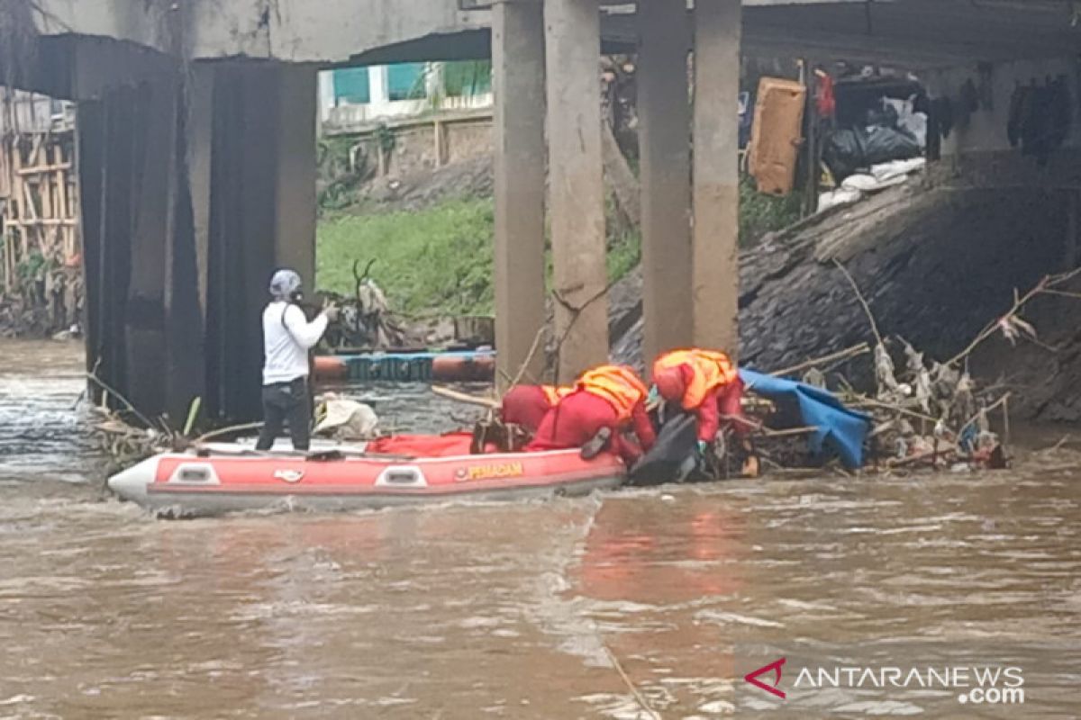 Mayat pria ditemukan di Kali Ciliwung diperkirakan sudah dua hari tewas