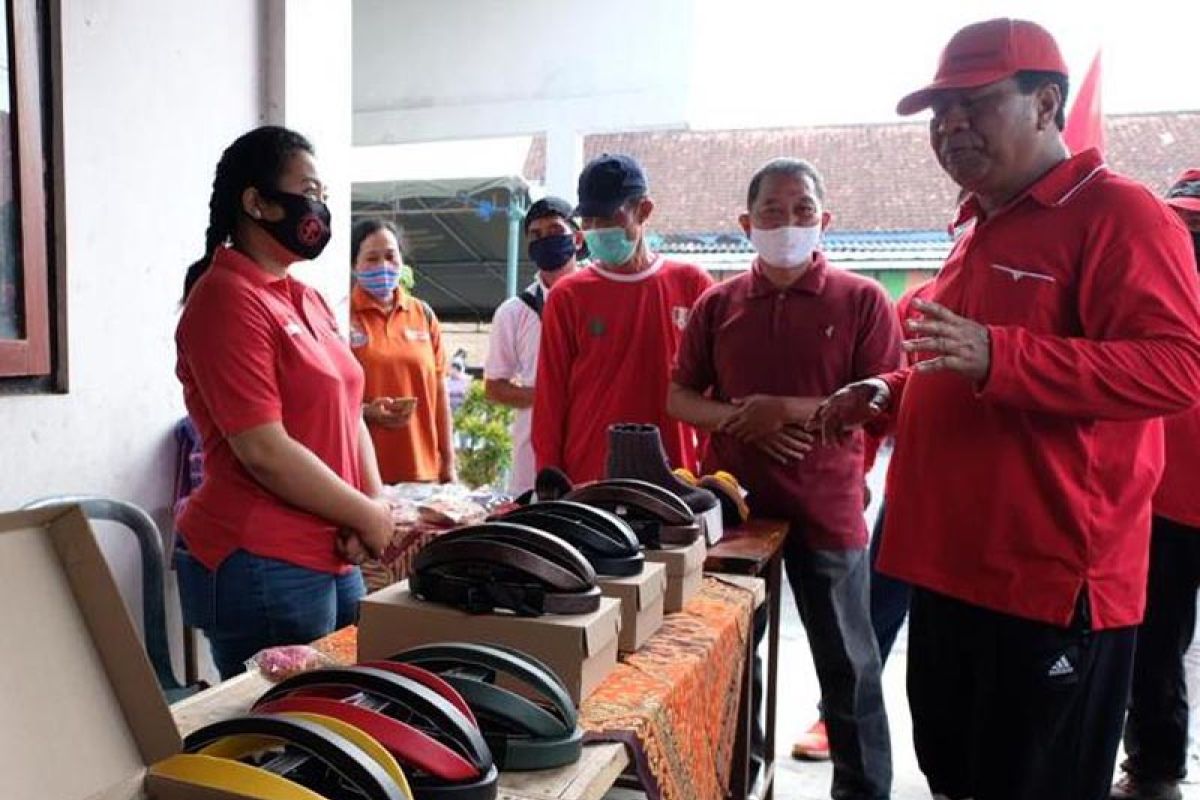 Bisnis helm sepeda di tengah pandemi diapresiasi wali kota