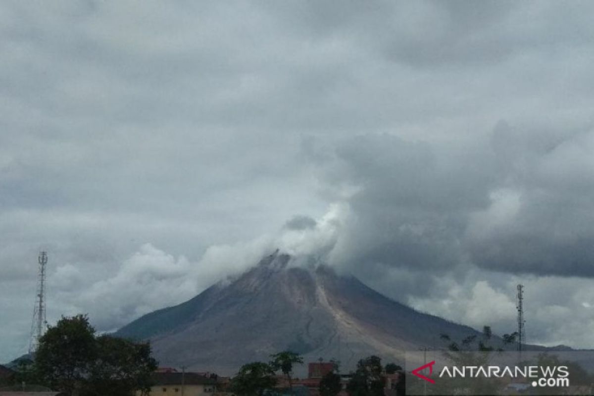 Gunung Sinabung kembali luncurkan awan panas