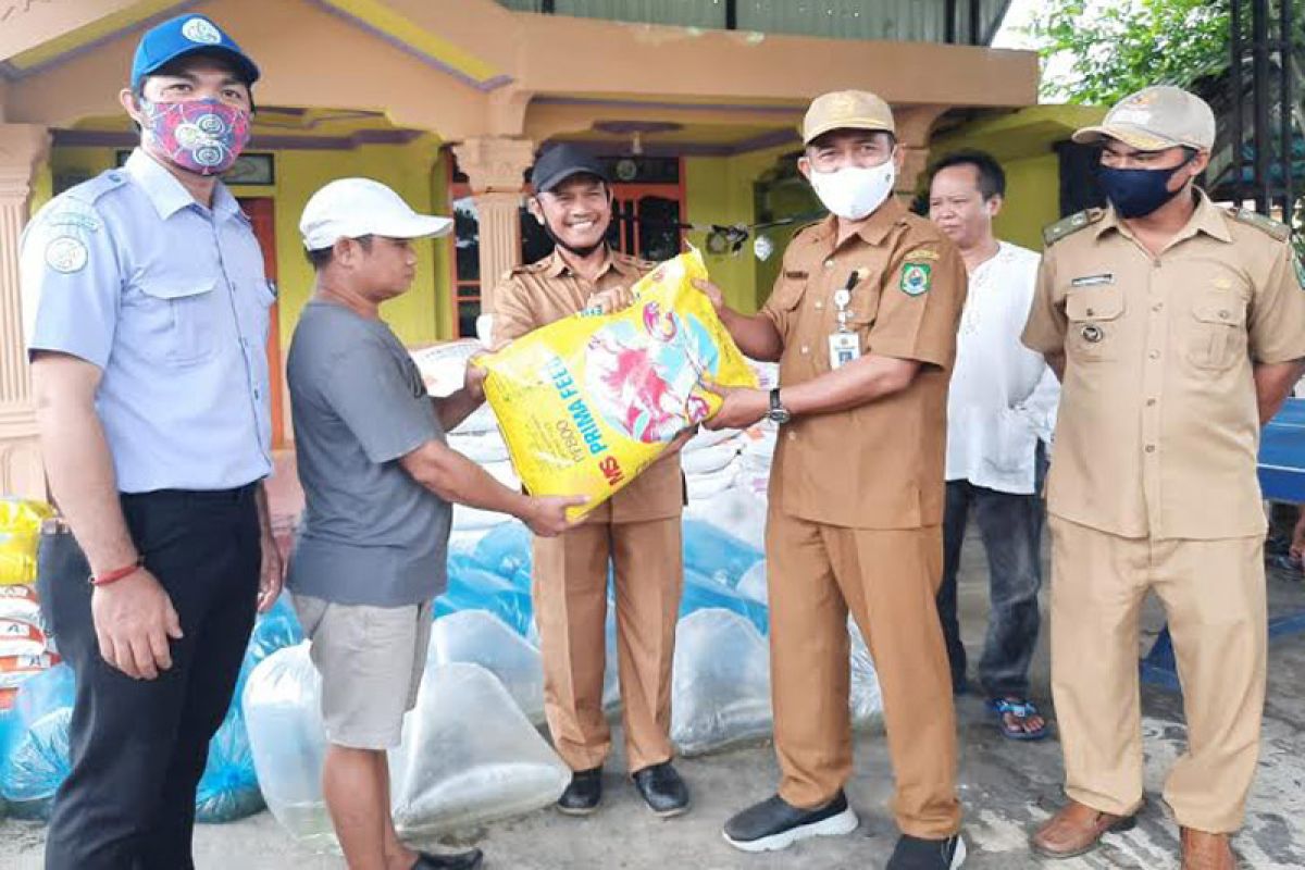 Pemkab Kapuas kembali salurkan bantuan perikanan kepada Pokdakan