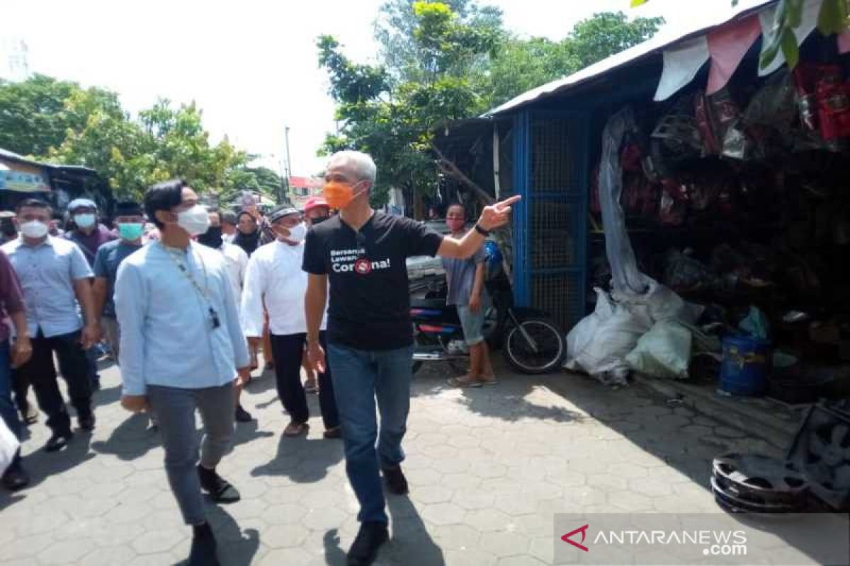 Kampanye, Ganjar dan Gibran blusukan di Pasar Klitikan Solo