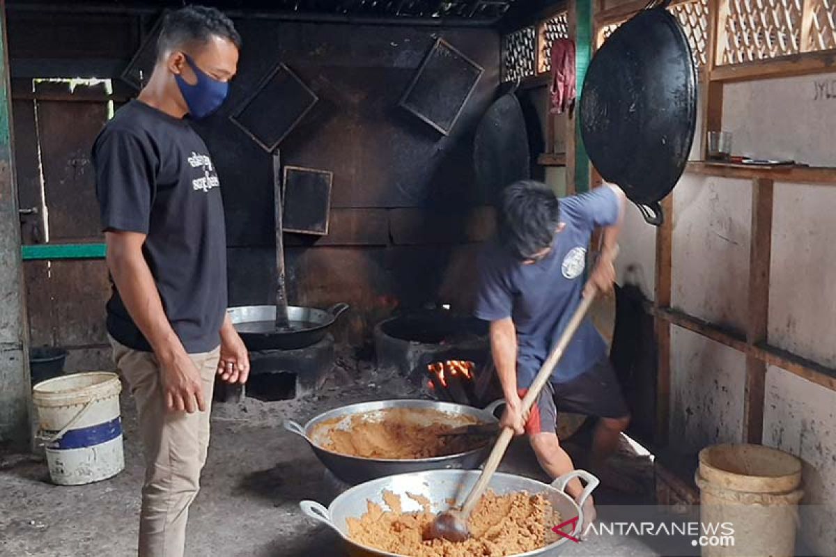 Kucuran kredit BRI menjadikan pengrajin gula semut  tetap eksis