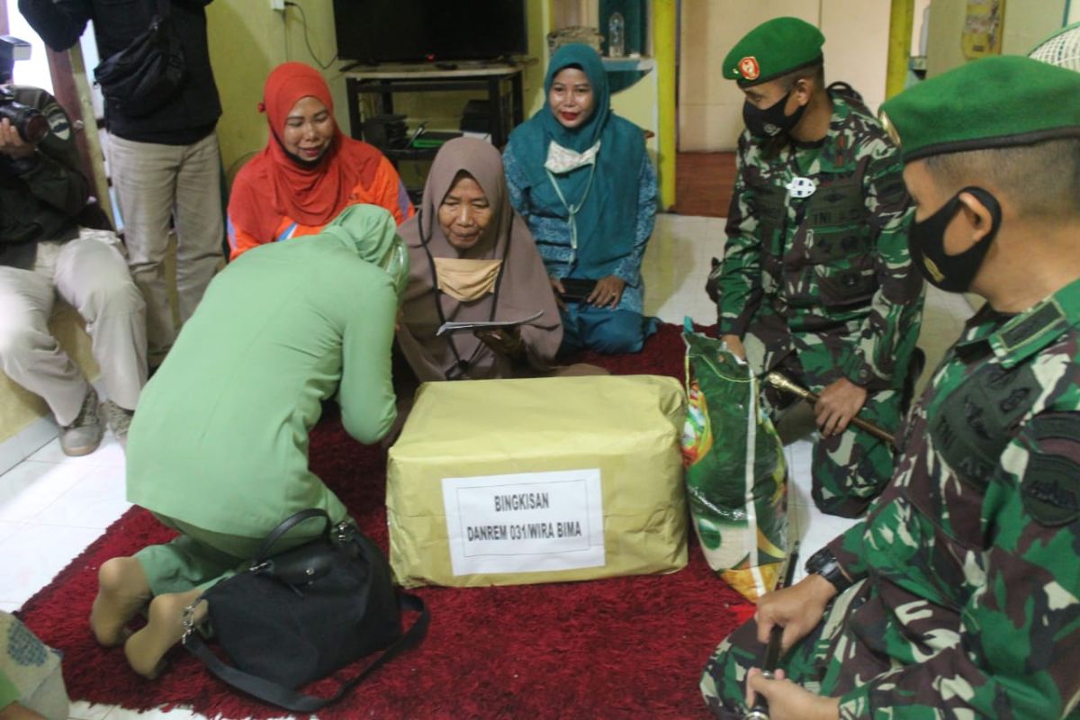 Danrem 031/Wirabima sambangi putri Letda M Boya