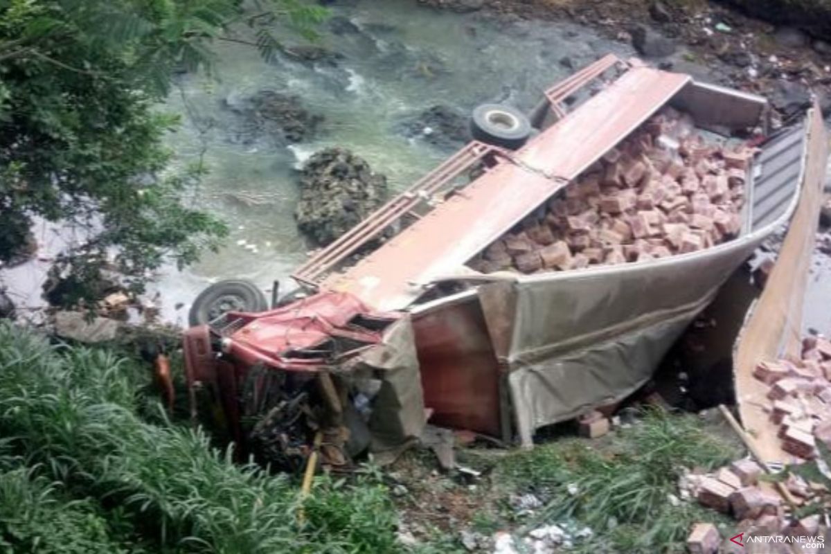 Truk bermuatan mie instan jatuh ke jurang