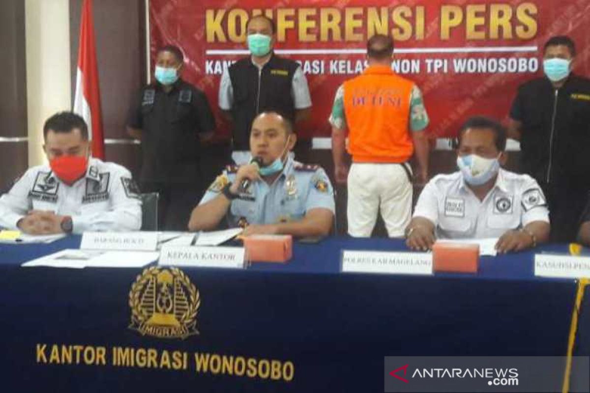 Imigrasi Wonosobo deportasi  warga negara Afrika Selatan