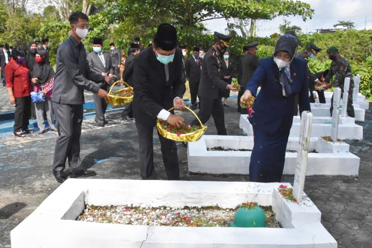 Bupati Barut tabur bunga di Taman Makam Pahlawan Dharma Persada