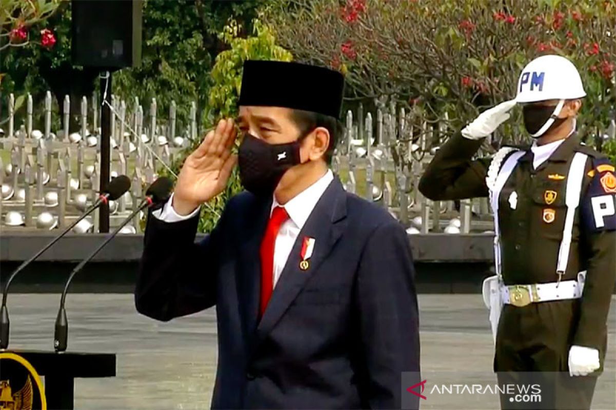 Presiden anugerahkan gelar pahlawan nasional kepada enam tokoh