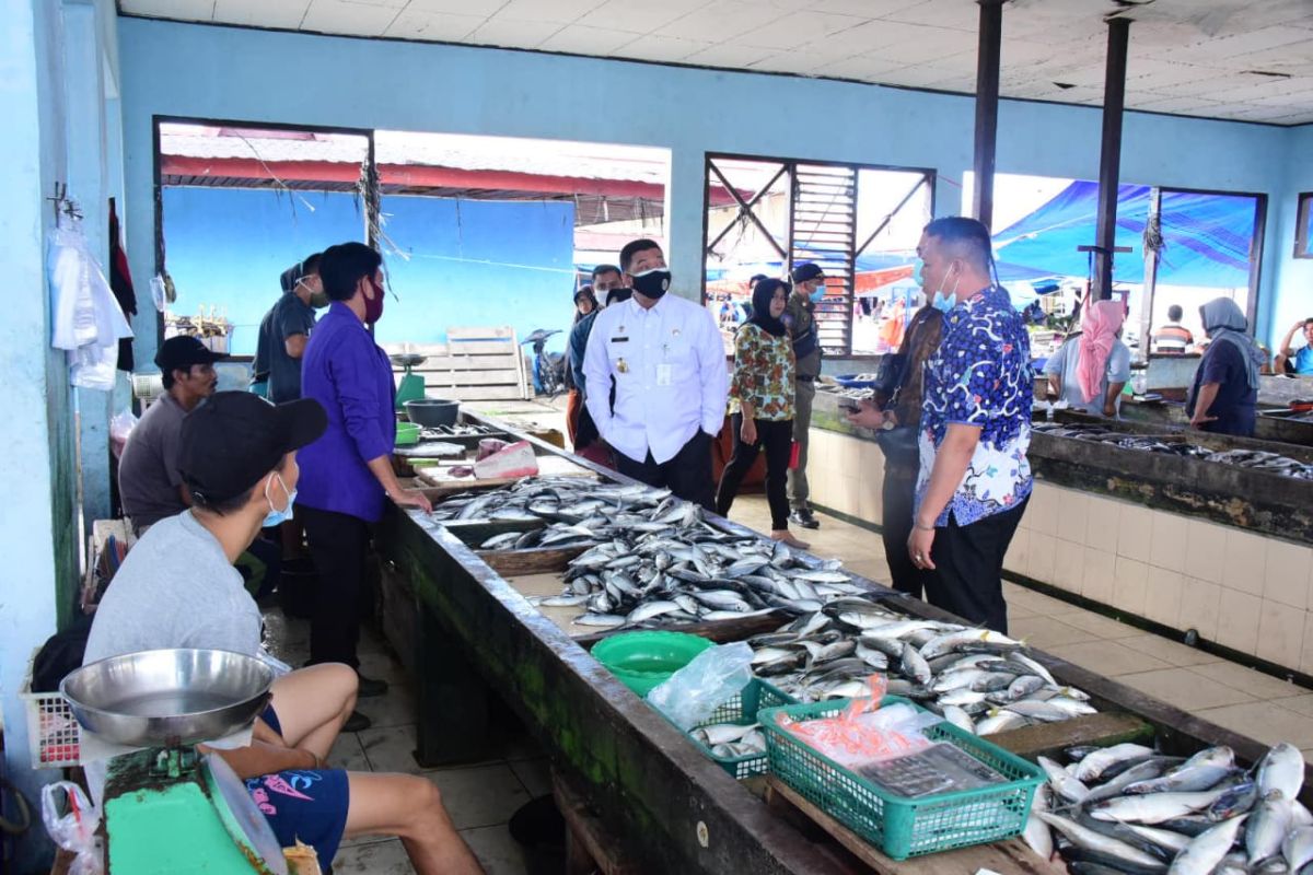 Tinjau pasar ikan, Bupati Bengkalis imbau pedagang terapkan Prokes