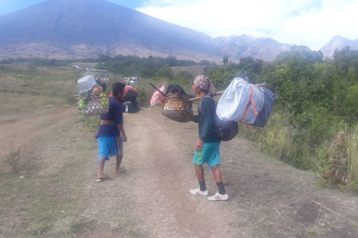 Porter dan guide Gunung Rinjani keluhkan turunnya pengguna jasa mereka