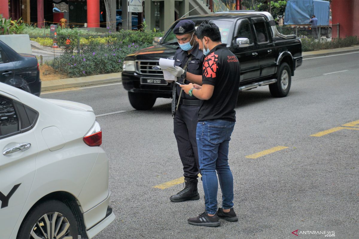 Pemerintah Malaysia izinkan tiga orang satu mobil