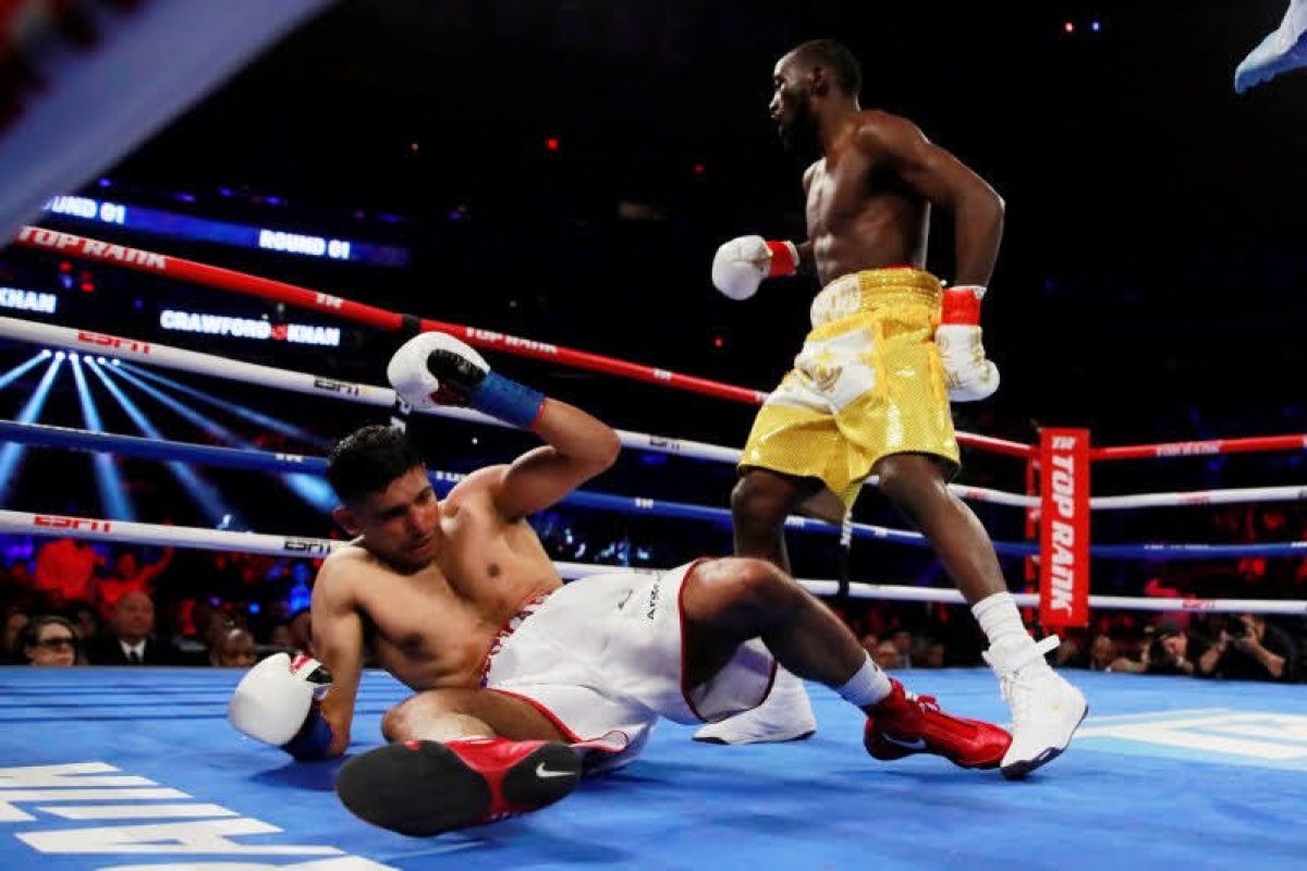 Juara dunia WBO kelas welter Crawford  menang TKO atas Porter