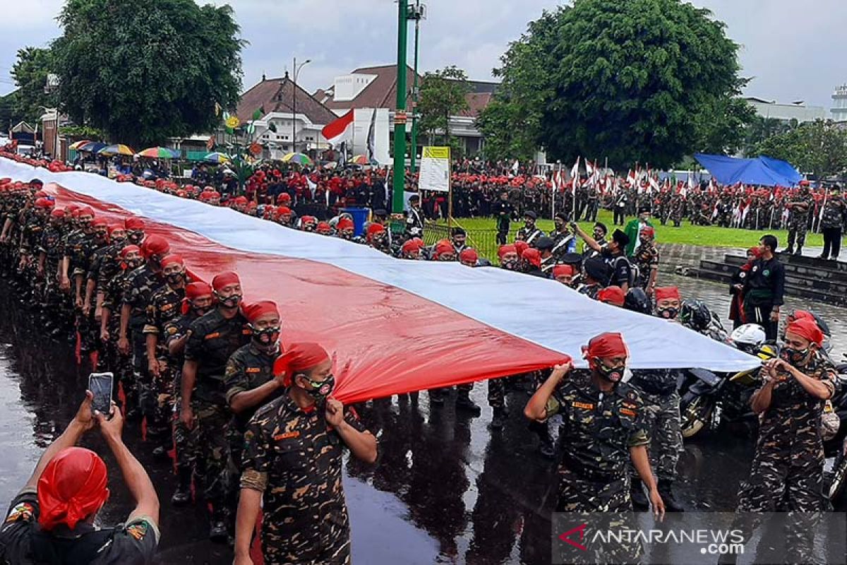 Banser Banyumas bentangkan  Bendera Merah Putih sepanjang 1.000 meter