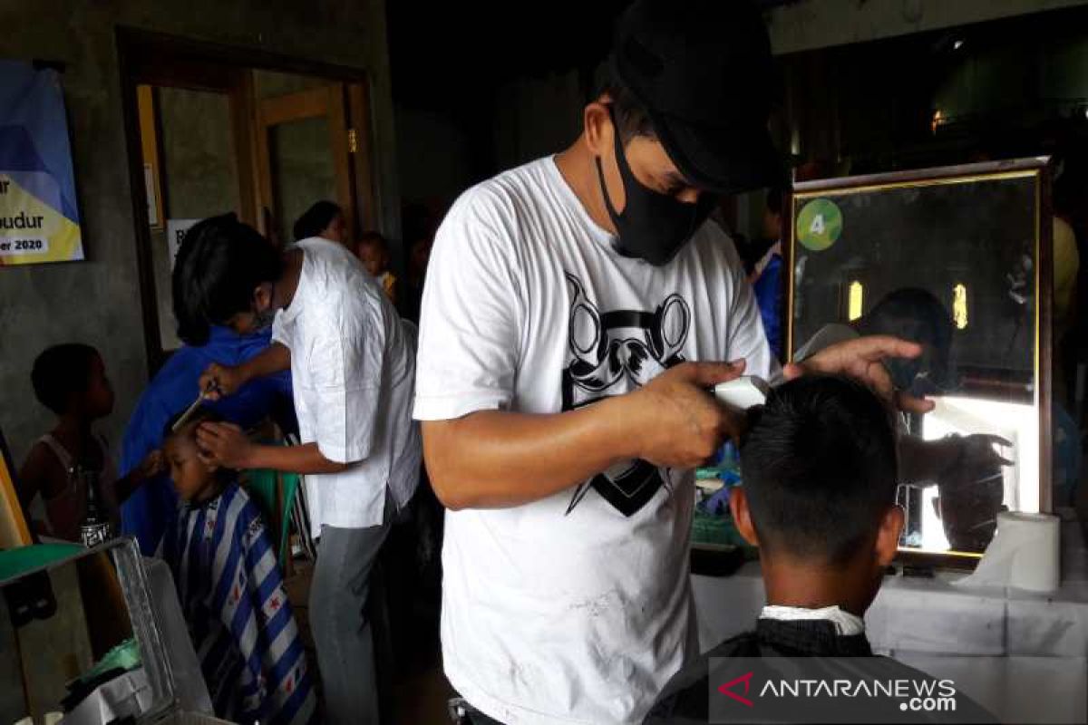 Pengungsi Merapi di Magelang dapat layanan potong rambut