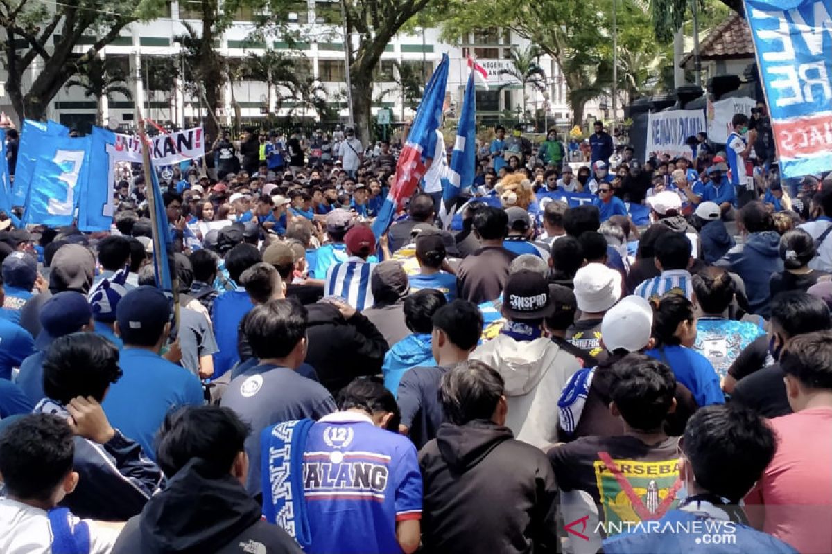 Aremania gelar aksi damai minta dualisme klub Arema bersatu