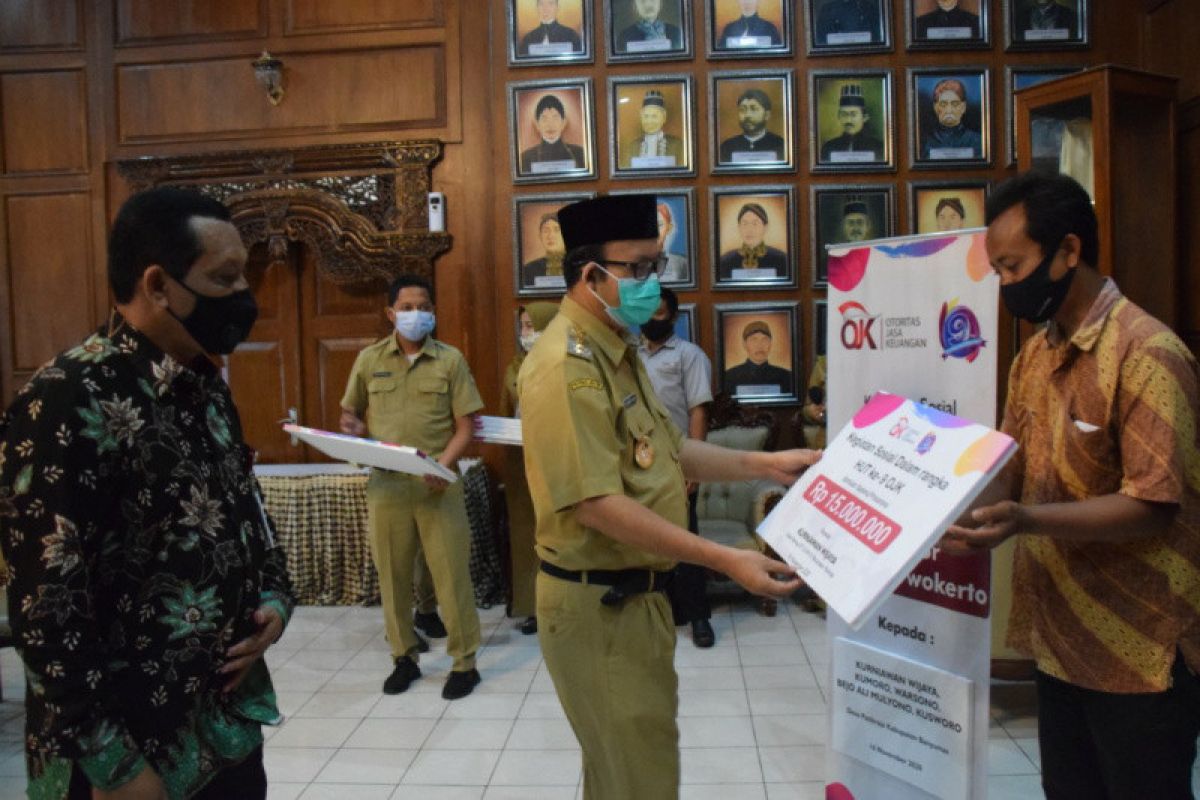 Pegawai OJK Purwokerto salurkan  bantuan sosial dukung rehab RTLH