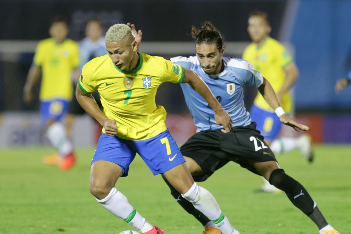 Brazil mengalahkan sepuluh pemain Uruguay 2-0