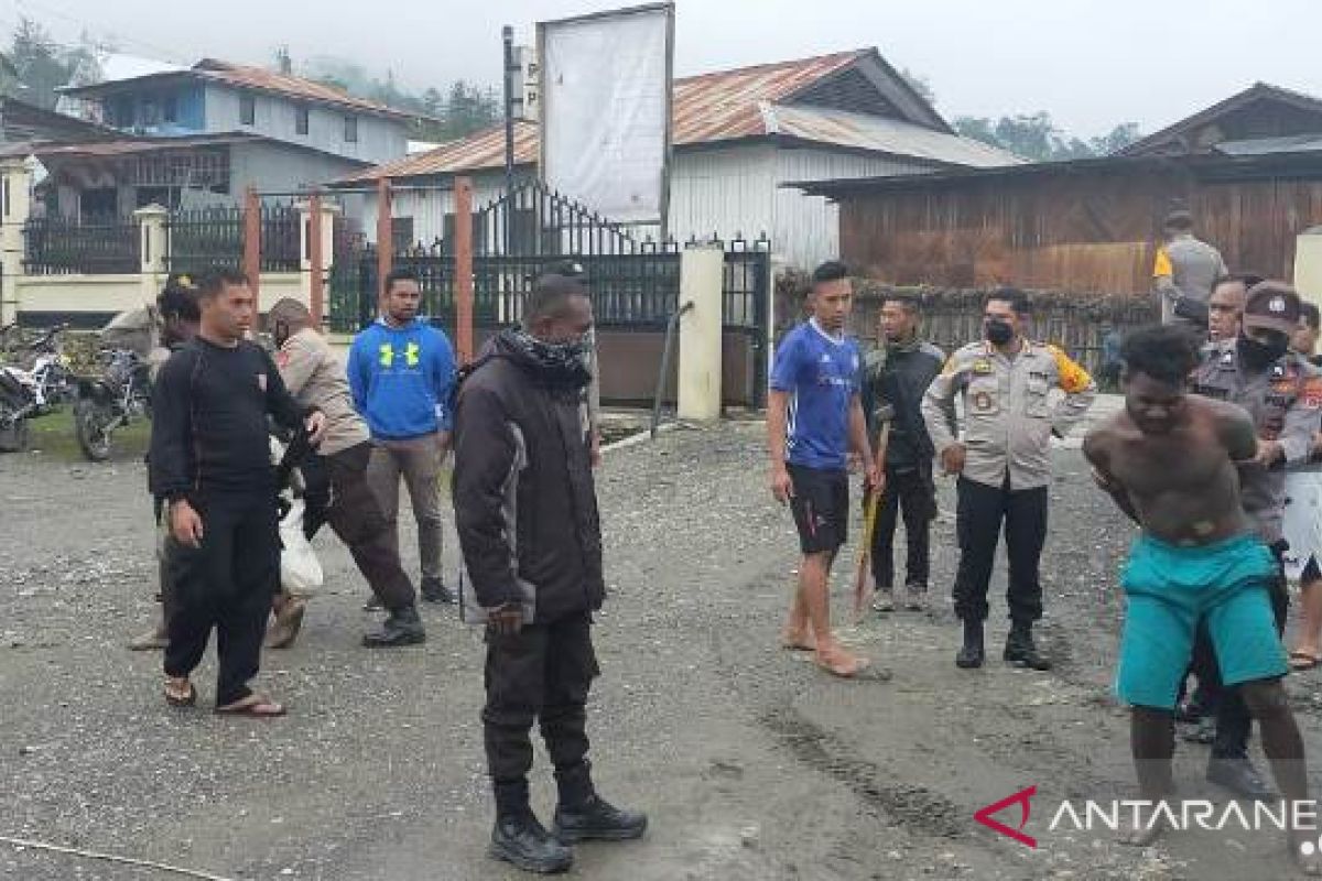 Polres Tolikara amankan dua warga serang polisi dengan senjata parang