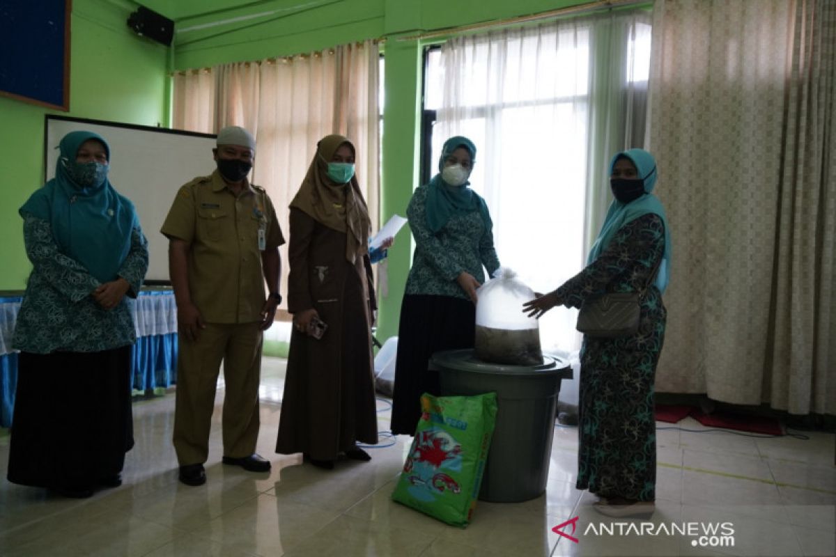 TP-PKKPadang Panjang kembali salurkan bibit lele ke dasawisma