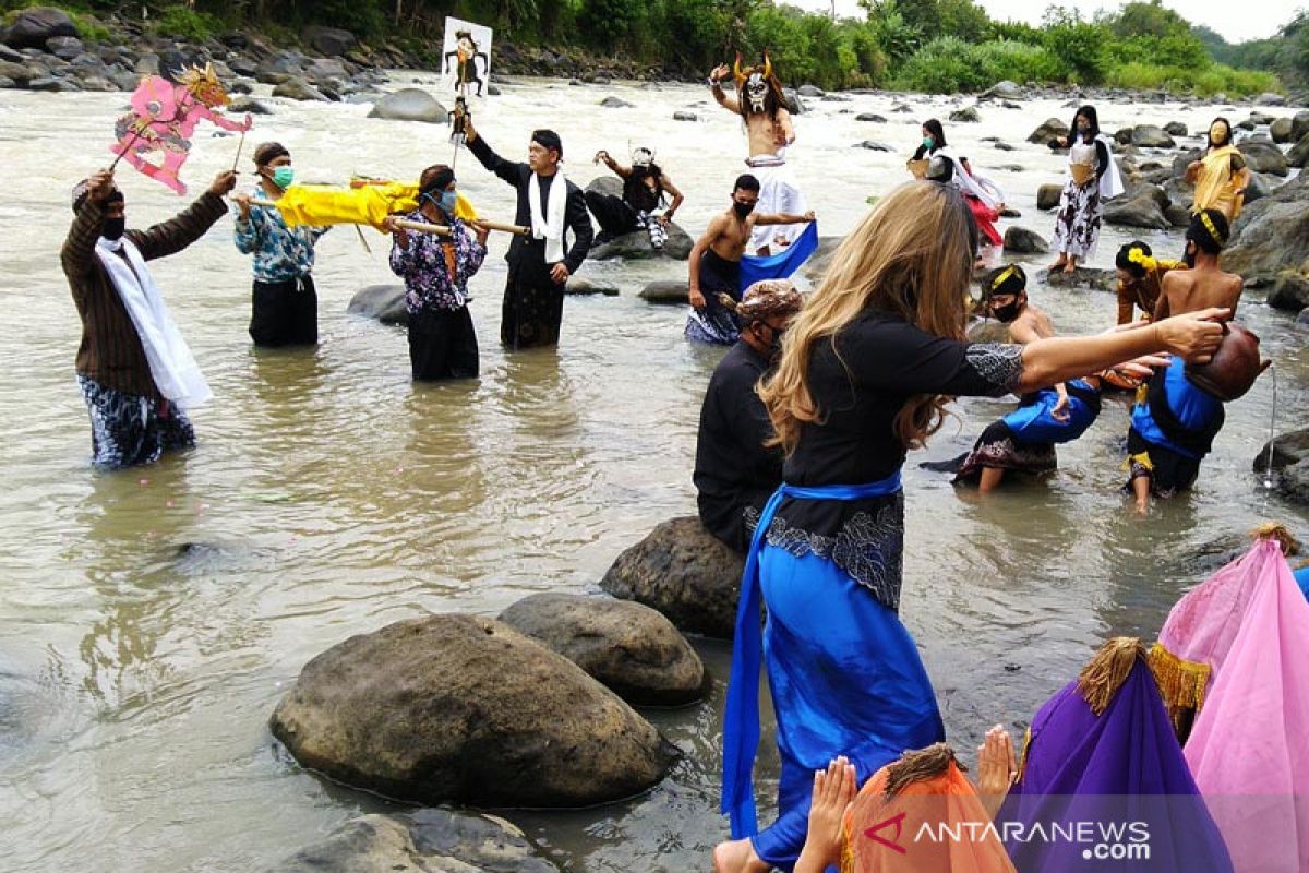 Komunitas Lima Gunung gelar "Larung Sengkala" di Sungai Progo