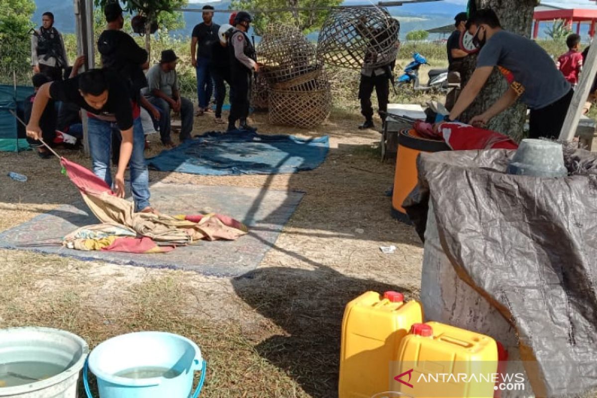 Tiga motor pejudi sabung ayam di Lombok Timur tertinggal saat penggerebekan polisi