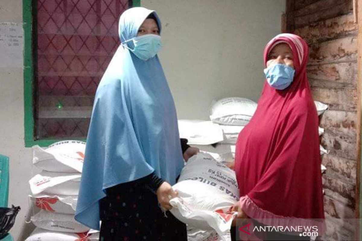 Penyaluran bantuan PKH Kampar patuhi prokes COVID-19