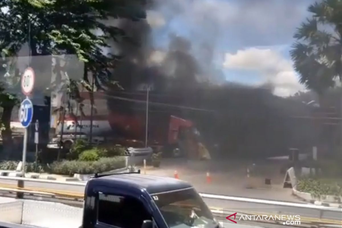 Truk tangki terbakar hingga terdengar dentuman  di SPBU MT Haryono