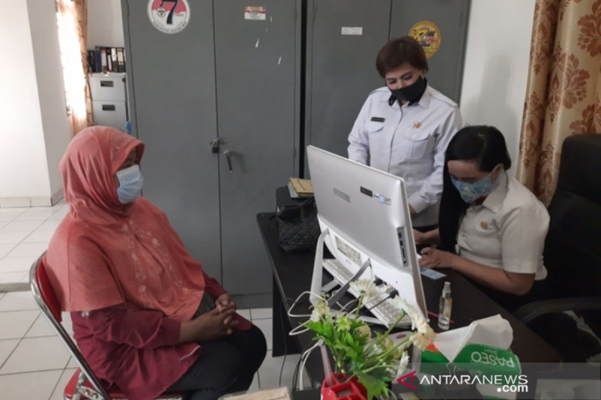 Distransnakerkop dan UKM Gumas bantu pengecekan status penerima bantuan