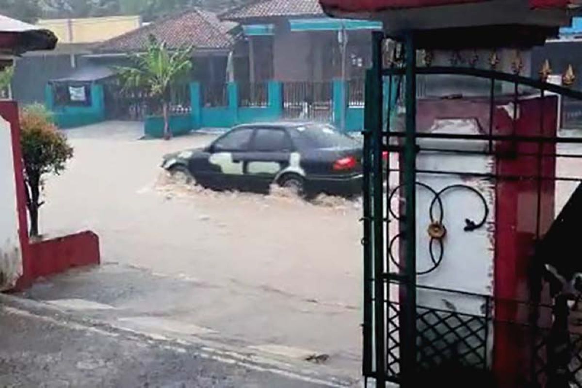 Arus kendaraan di jalur selatan  Jateng terganggu genangan air