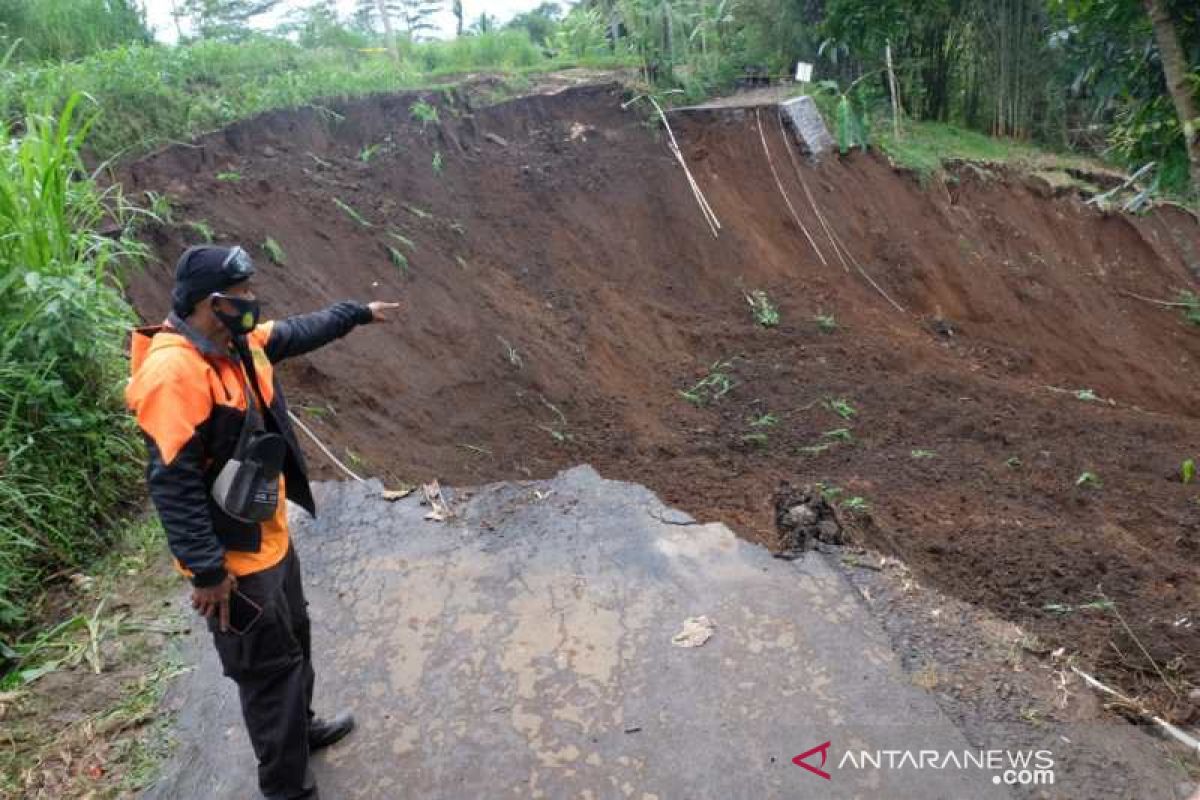 Longsor di Windusari Magelang  putuskan jalan penghubung antardesa