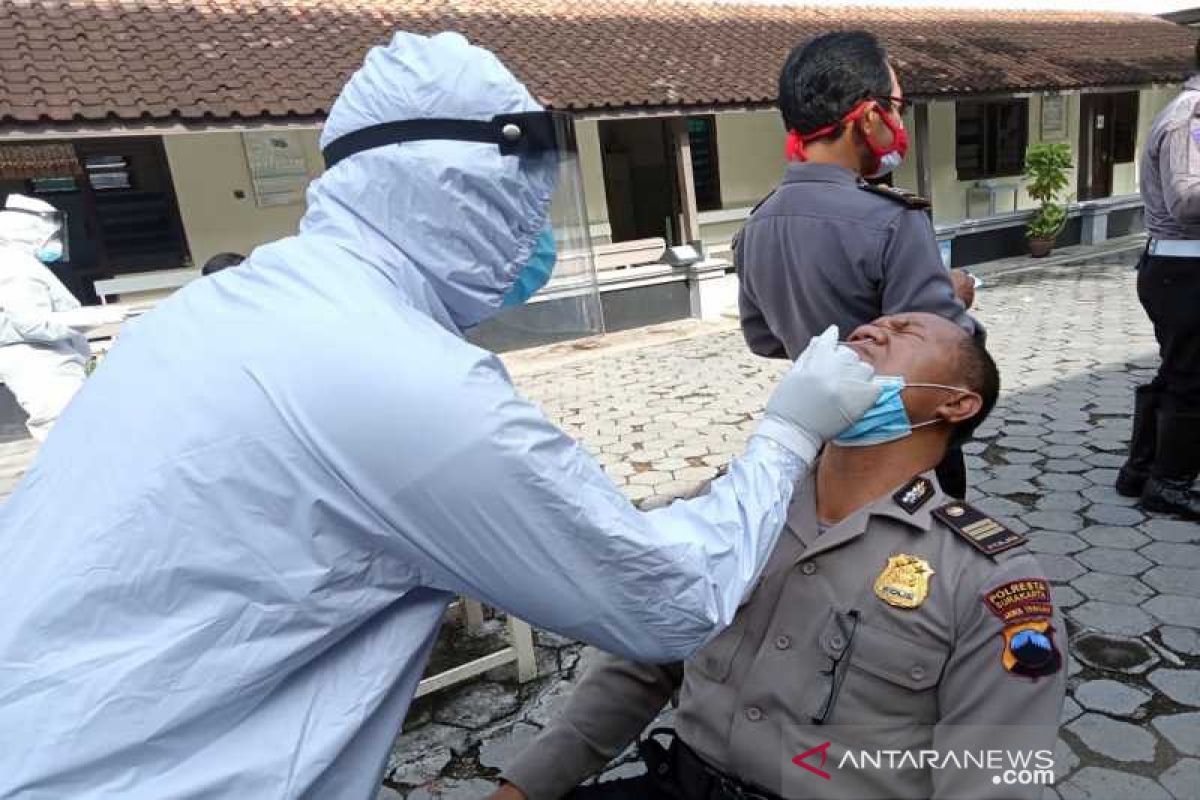 Jelang Pilkada Surakarta,  ratusan polisi jalani tes usap