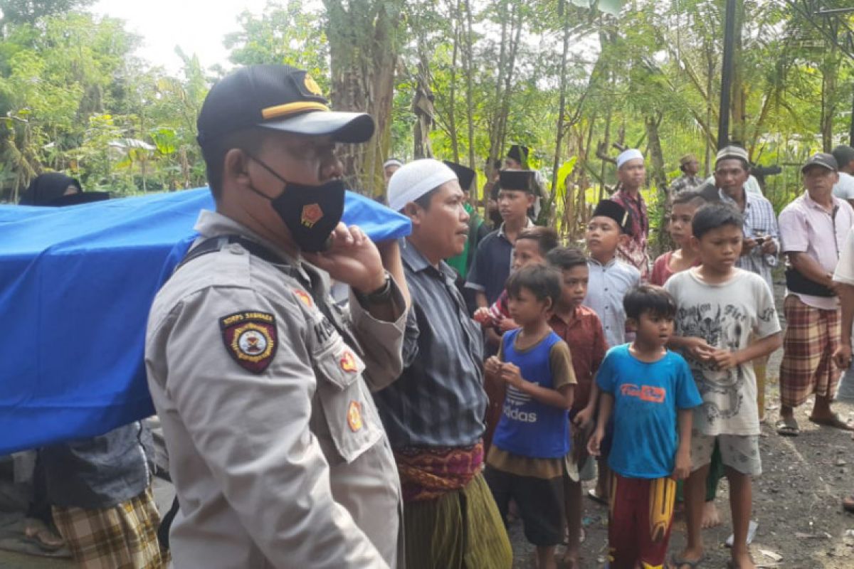 Jenazah wanita dan orok bayi yang ditanam di pondasi rumah di Lombok Tengah dimakamkan