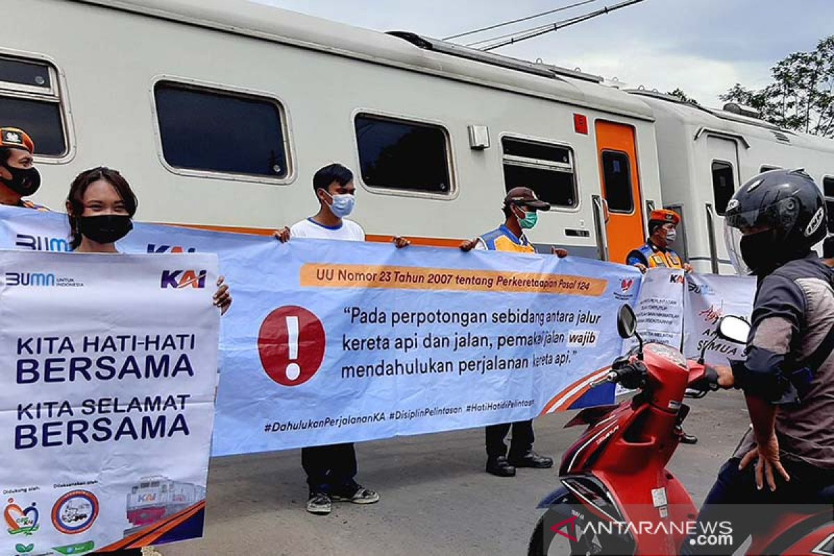 KAI dan "rail fans" ajak masyarakat patuhi rambu-rambu di perlintasan sebidang