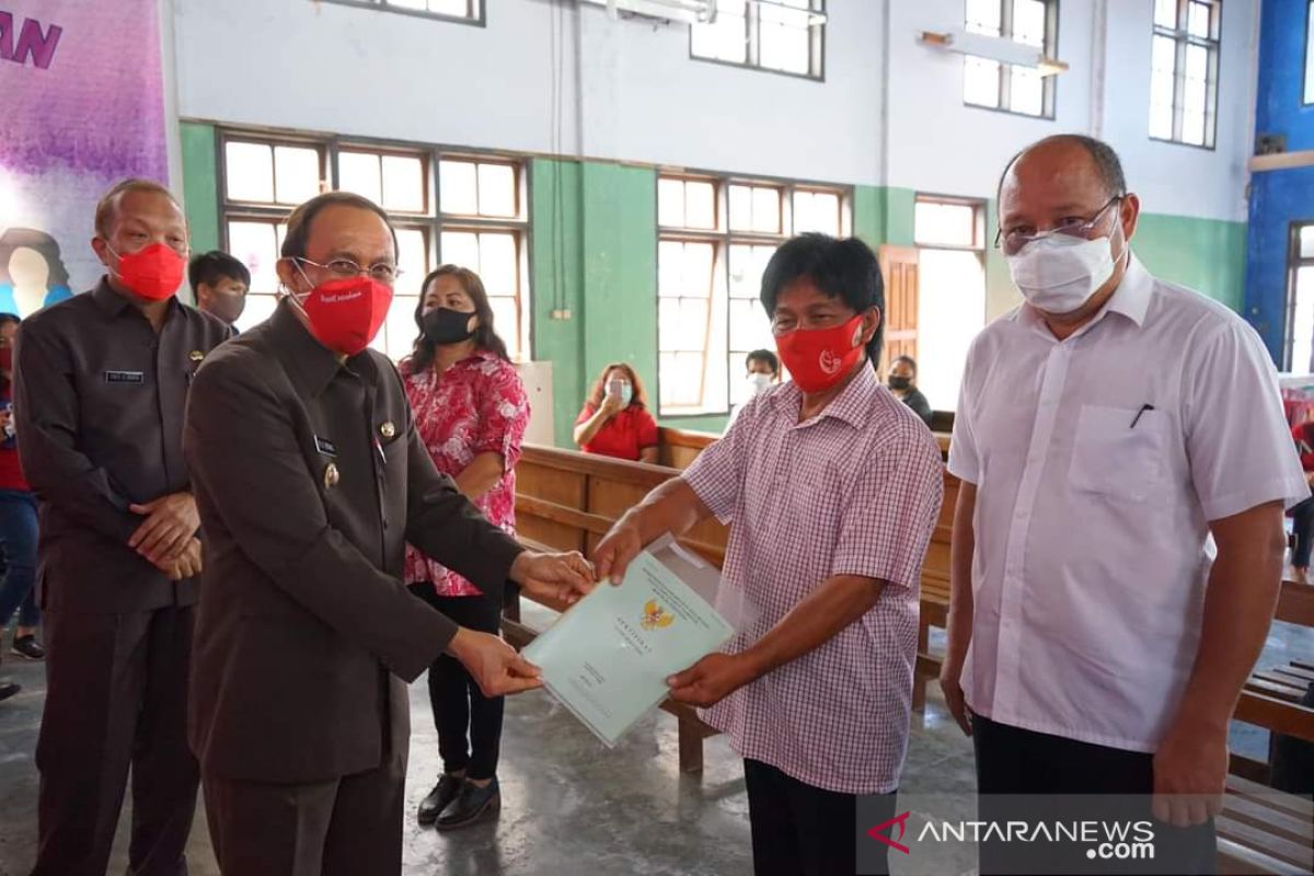 Bupati serahkan puluhan PTSL kepada masyarakat di Minahasa