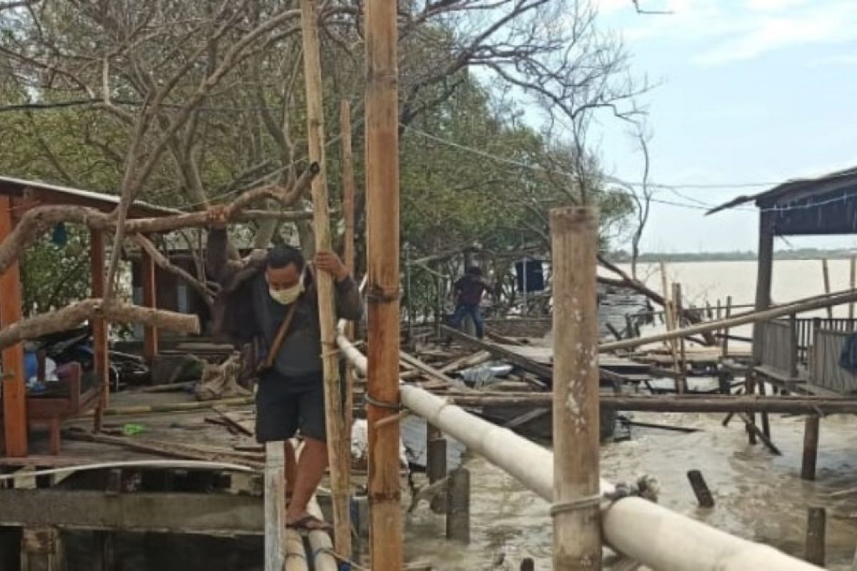 9 rumah di Sayung Demak roboh, dan 32 rusak diterjang gelombang laut