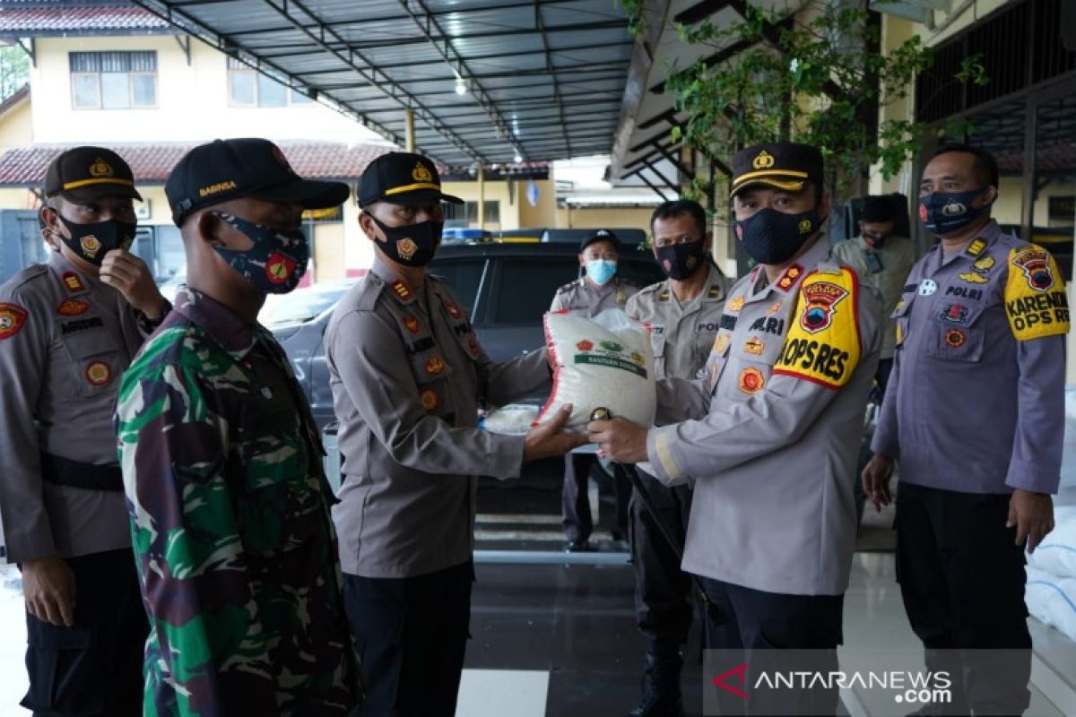 Polres Batang salurkan 11 ton beras bagi warga terdampak COVID-19