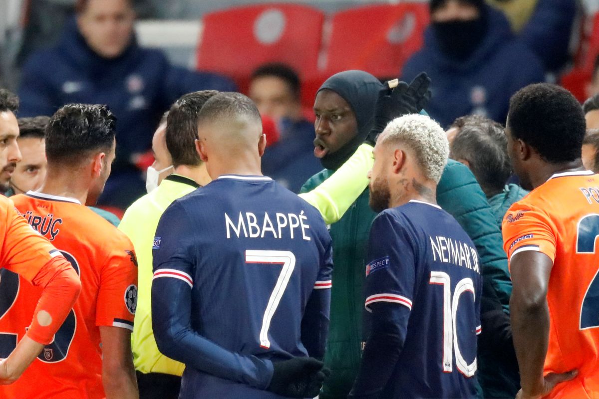 Duet PSG lawan Basaksehir ricuh akibat rasis, pemain tinggalkan lapangan