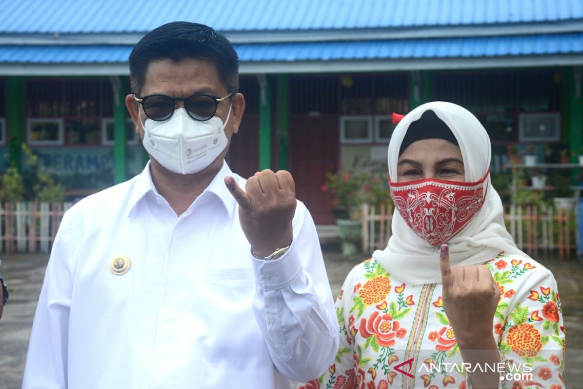 Gubernur Irianto dan istri berikan hak suara