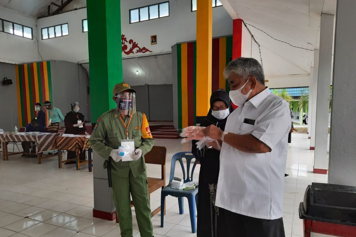 Bupati dan Mantan Bupati Siak mencoblos di TPS yang sama