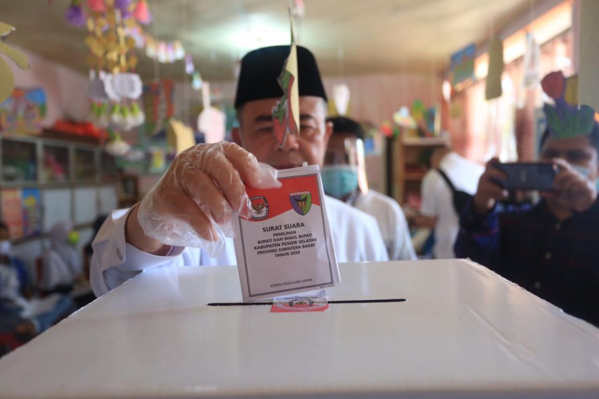 Nasrul Abit dan istri mencoblos di kampung halamannya Kabupaten Pesisir Selatan