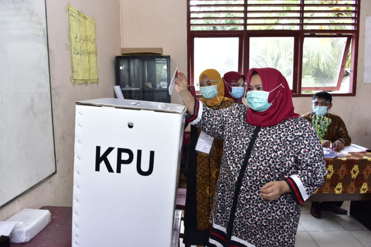 Kasmarni didampingi putrinya nyoblos di TPS 3